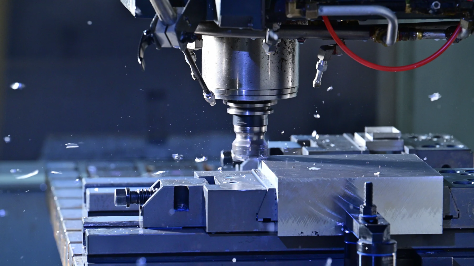 CNC frezede metal parçanın işlenmesi