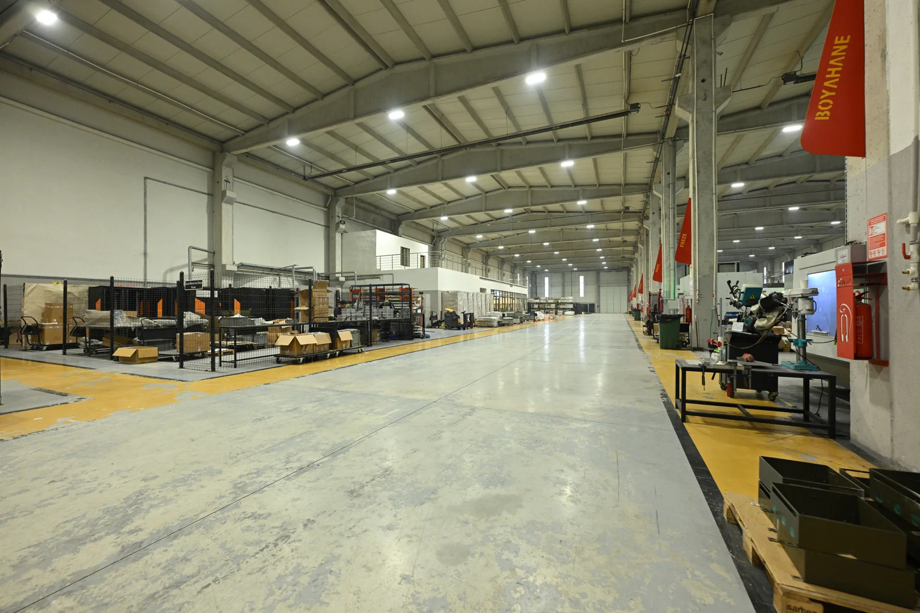 Fabrika içindeki üretim hattı ve makine yerleşimi